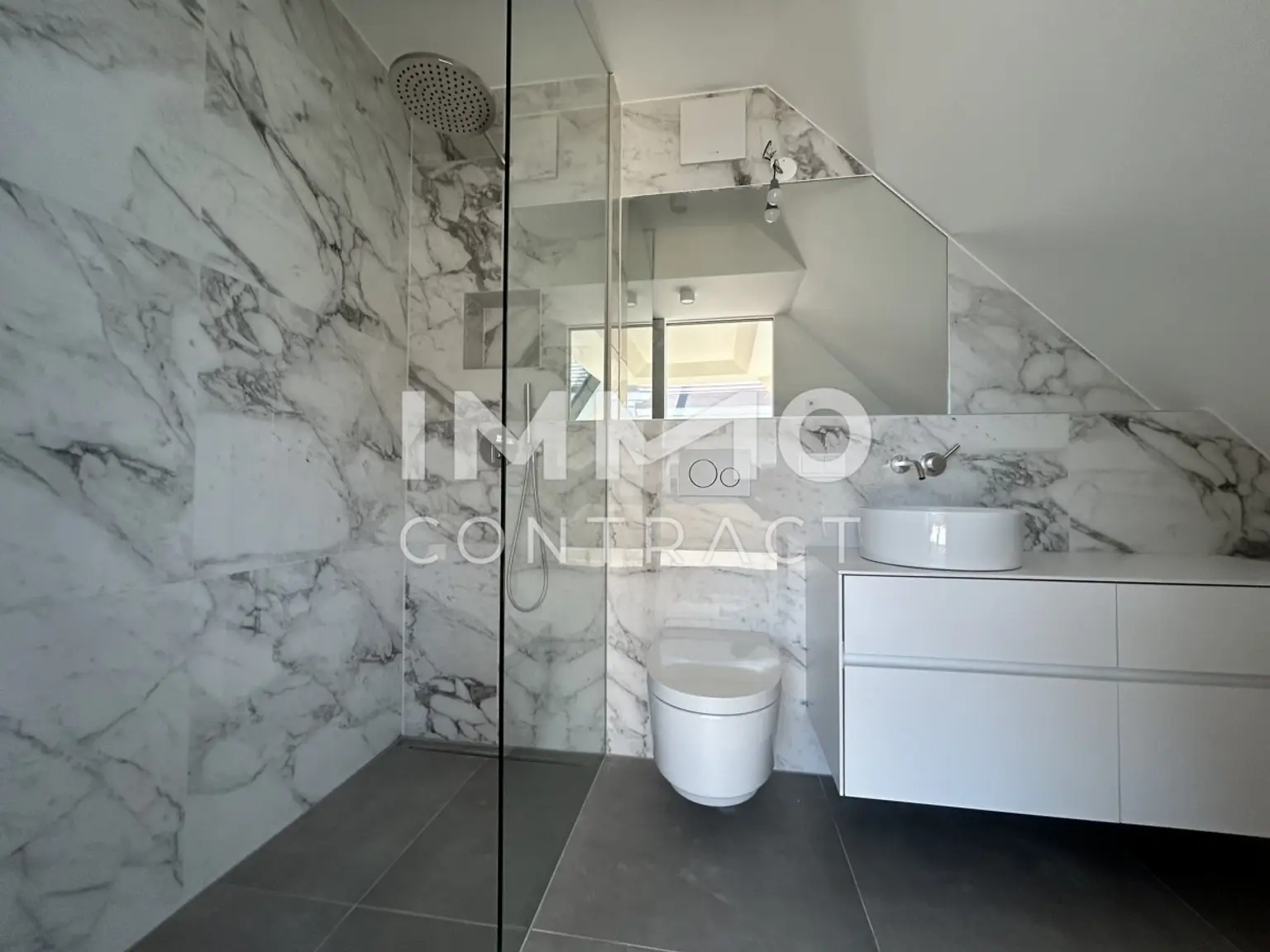 LUXURIÖSE 4-ZIMMER-WOHNUNG MIT
DACHTERRASSE - beim Naschmarkt