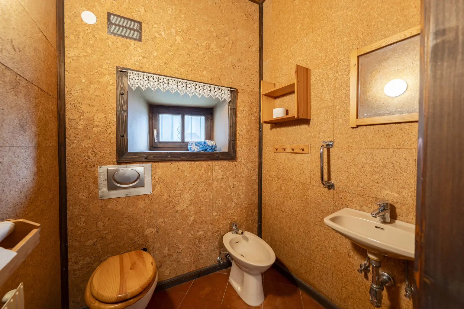 ** Historisches Johanniterhaus am Heldenplatz – mit Innenhof und Gartenbereich **