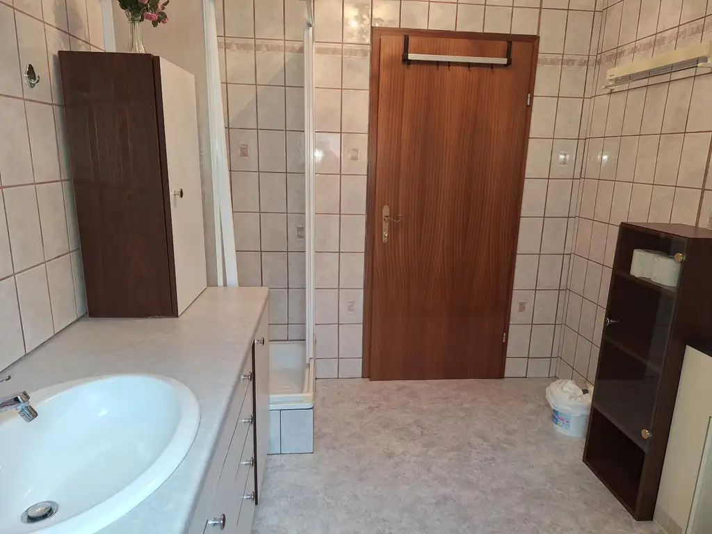 Absolut ruhig gelegen Villa mit überdachtem Pool, direkt am Waldrand auf 2.003 m² Grundstück.