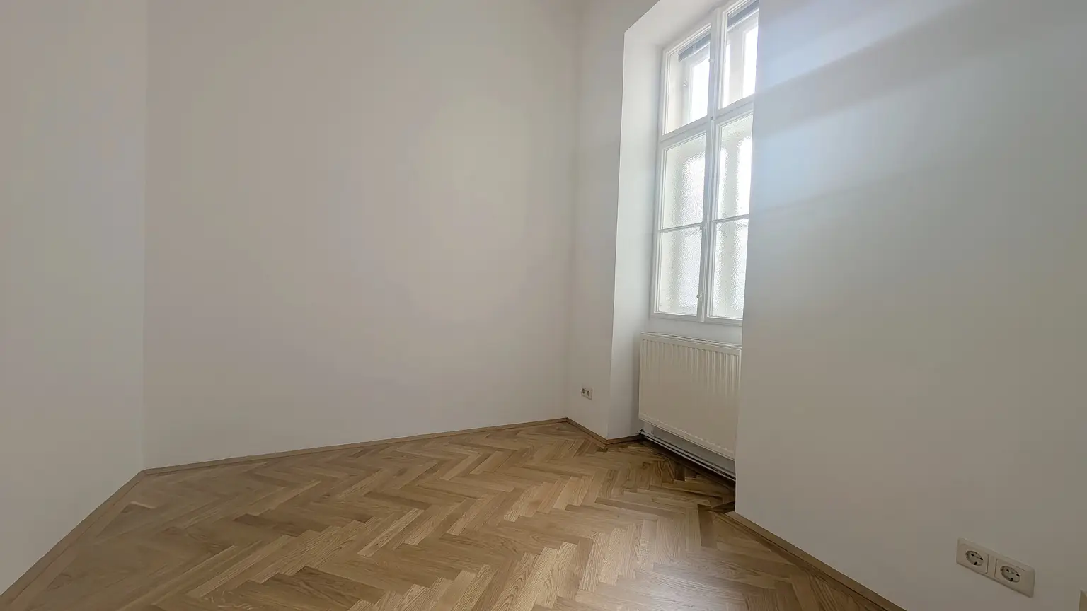 ! HELLE AKADEMIKERSINGLE-HAUPTMIETE IN RATHAUS-/PARLAMENT-NÄHE!
