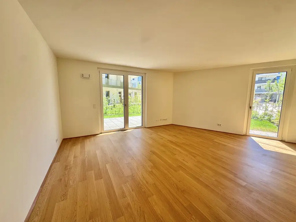 Hirschfeld: Erstbezug und provisionsfrei - 70m2 Garten von der Sonne geküsst! Wie im Urlaub