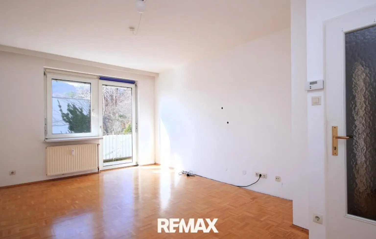 Großes Zimmer links mit Balkon