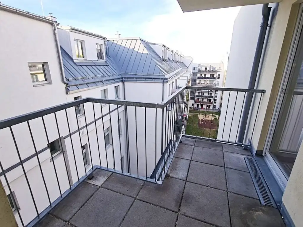 DACHGESCHOSS, gepflegte 103 m2 Neubau mit Loggia und Balkon, Wohnküche, 3 Zimmer, Wannenbad, Parketten, Holbeingasse