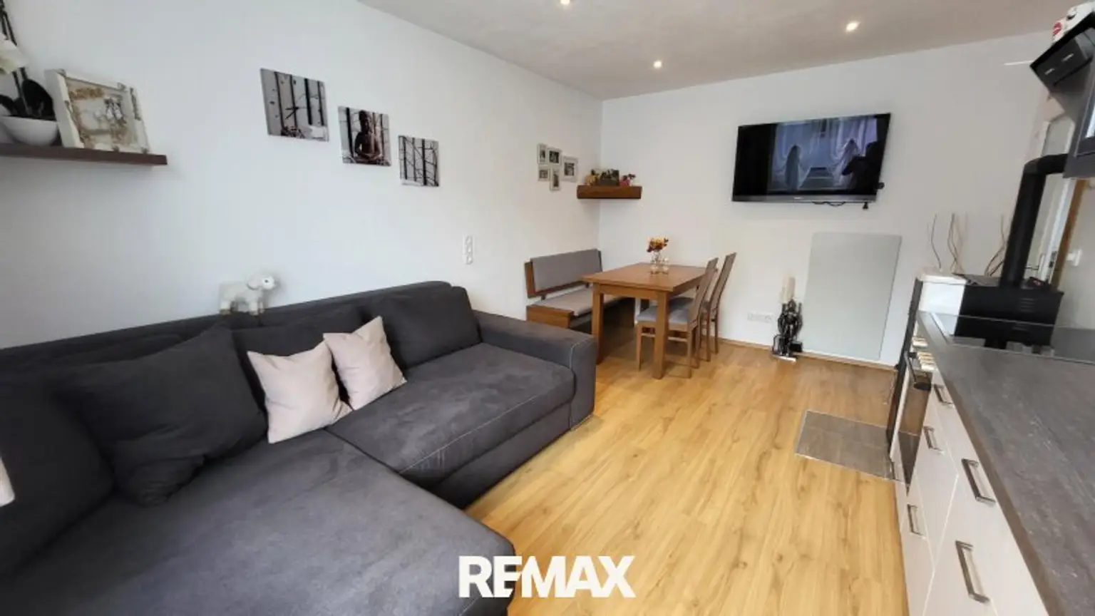 Küche mit Wohn-Essbereich