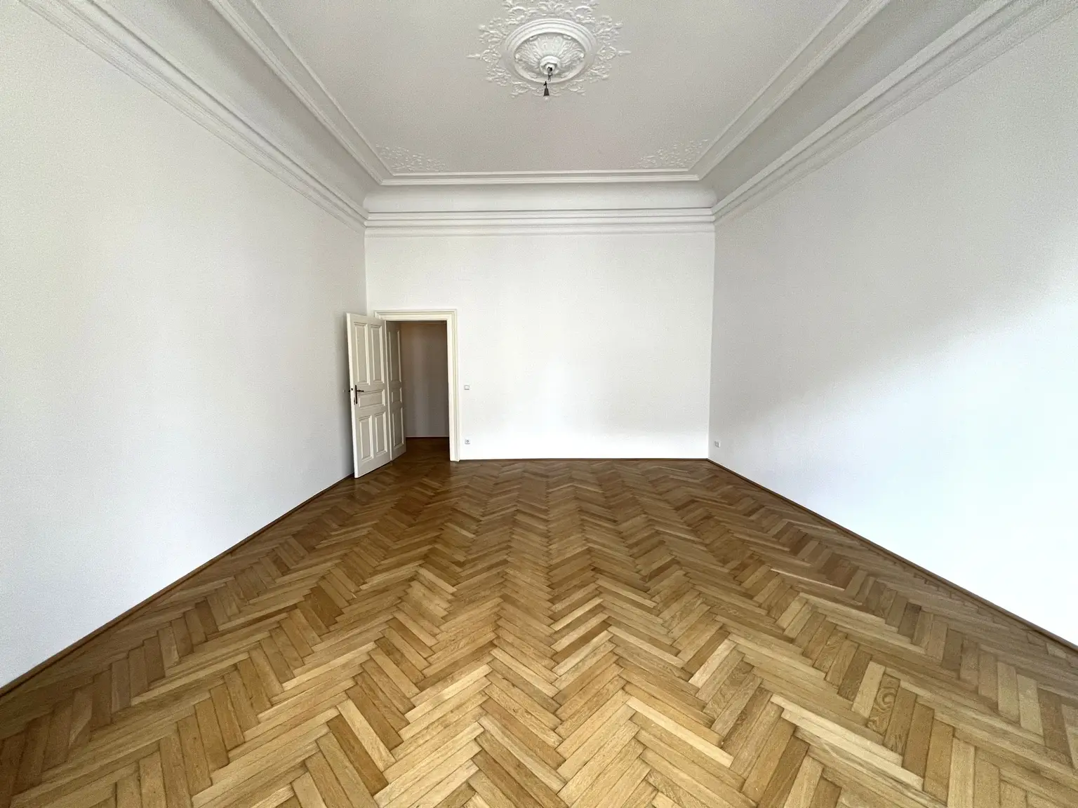 Stilvolle 6-Zimmer Wohnung im repräsentativen Haus