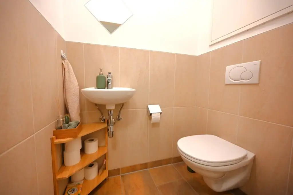 Helle Wohnung mit Balkon in den grünen Innenhof & Tiefgaragenplatz