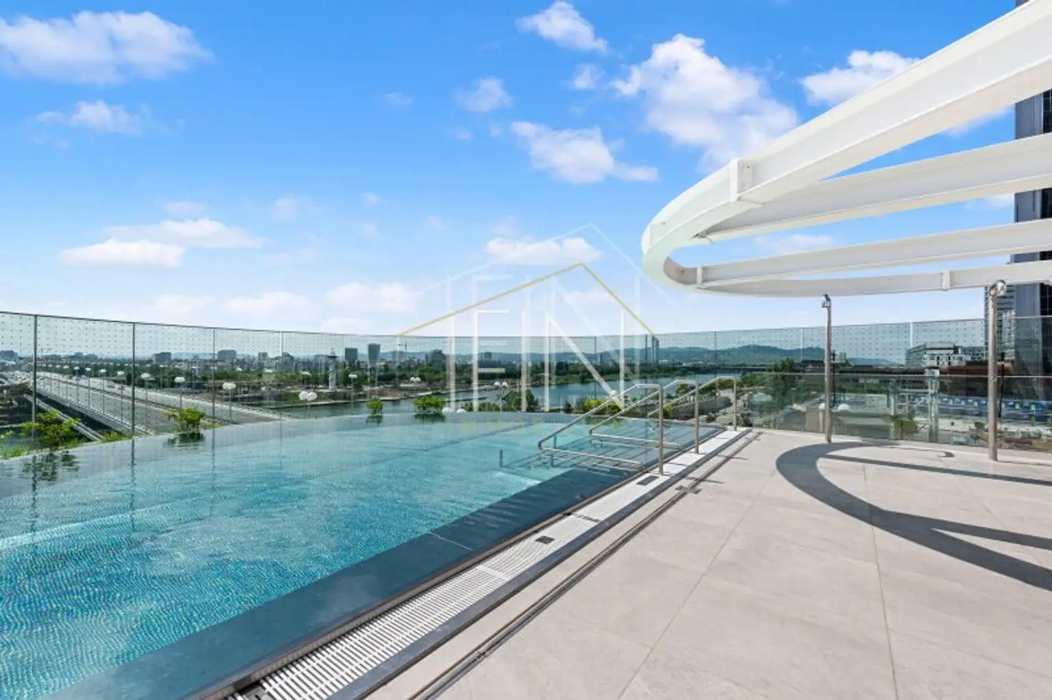 Beheizter Outdoor-Pool mit Sonnendeck
