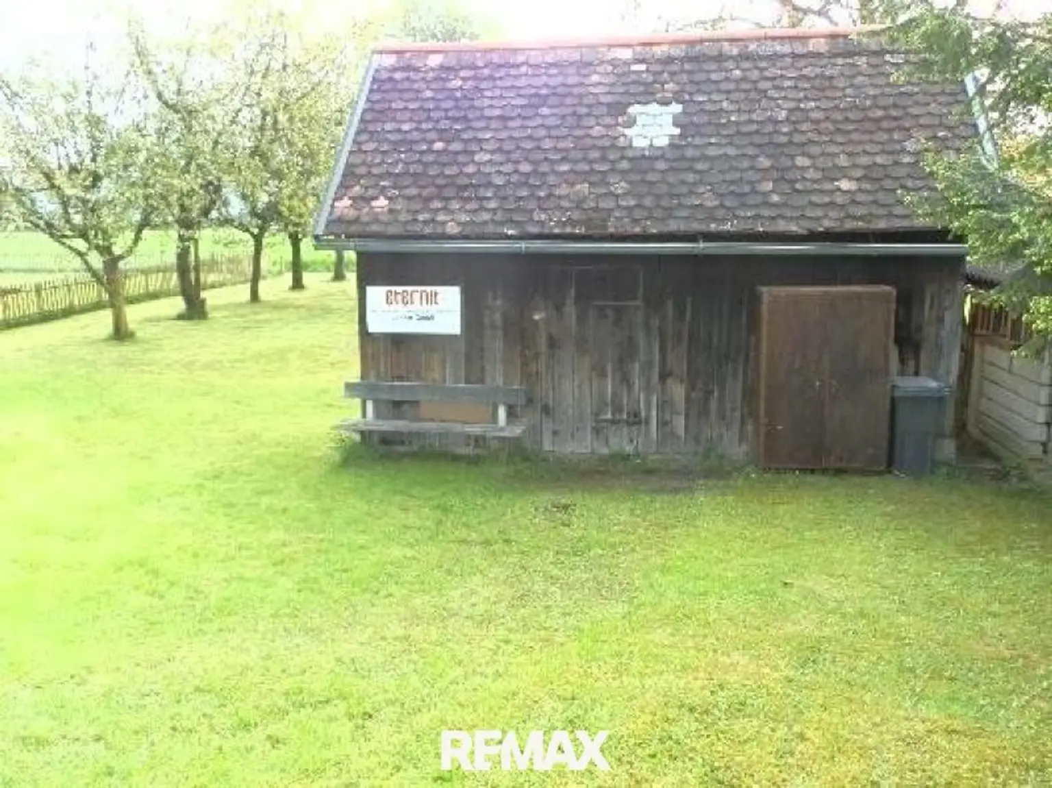 Gemeinschaftsgarten und Abteil in der Hütte