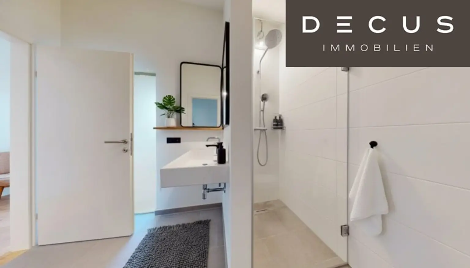 | EXKLUSIVE & LICHTDURCHFLUTETE DACHGESCHOSS - MAISONETTE - WOHNUNG MIT BLICK AUF DEN SCHLOSSBERG | PRIVATER LIFTZUGANG | 2 TERRASSEN | TOP LAGE