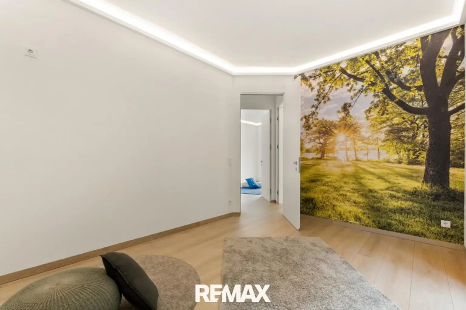 Beeindruckende Designer-Villa mit Pool und Poolhaus zum Soforteinzug!