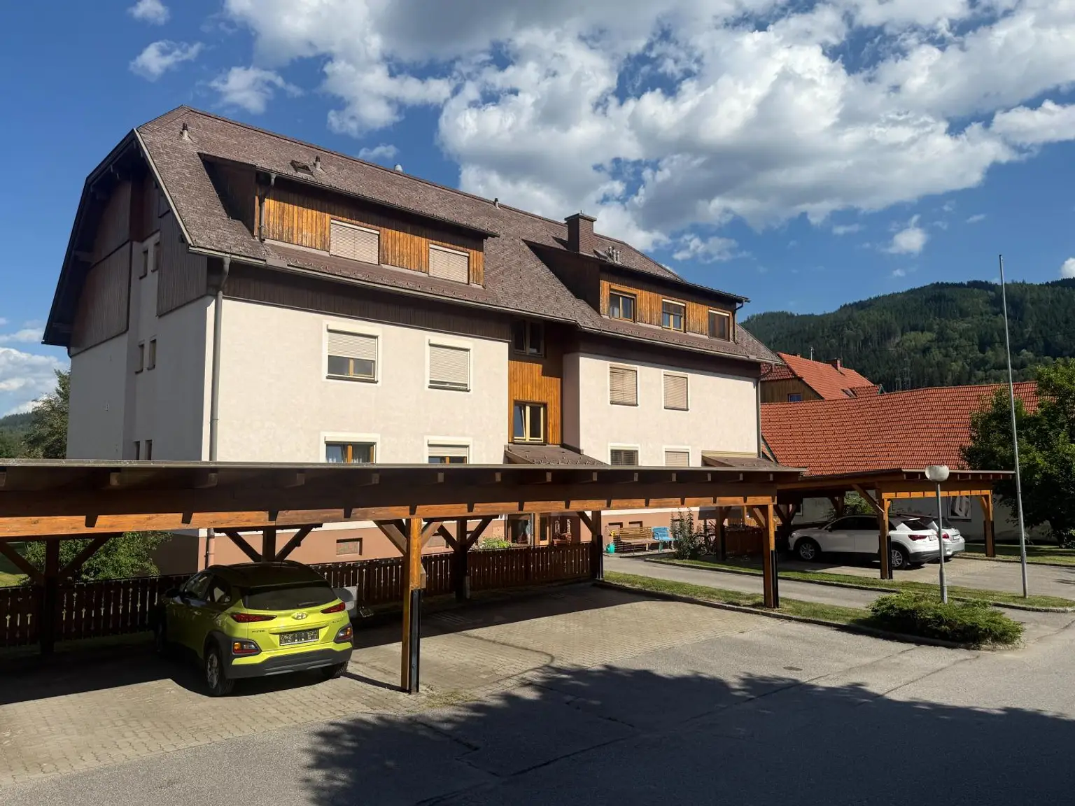 *** Hochwertig möbliert & top saniert: Stilvolle 74m²-Wohnung mit Loggia in ruhiger Lage + Carport ***