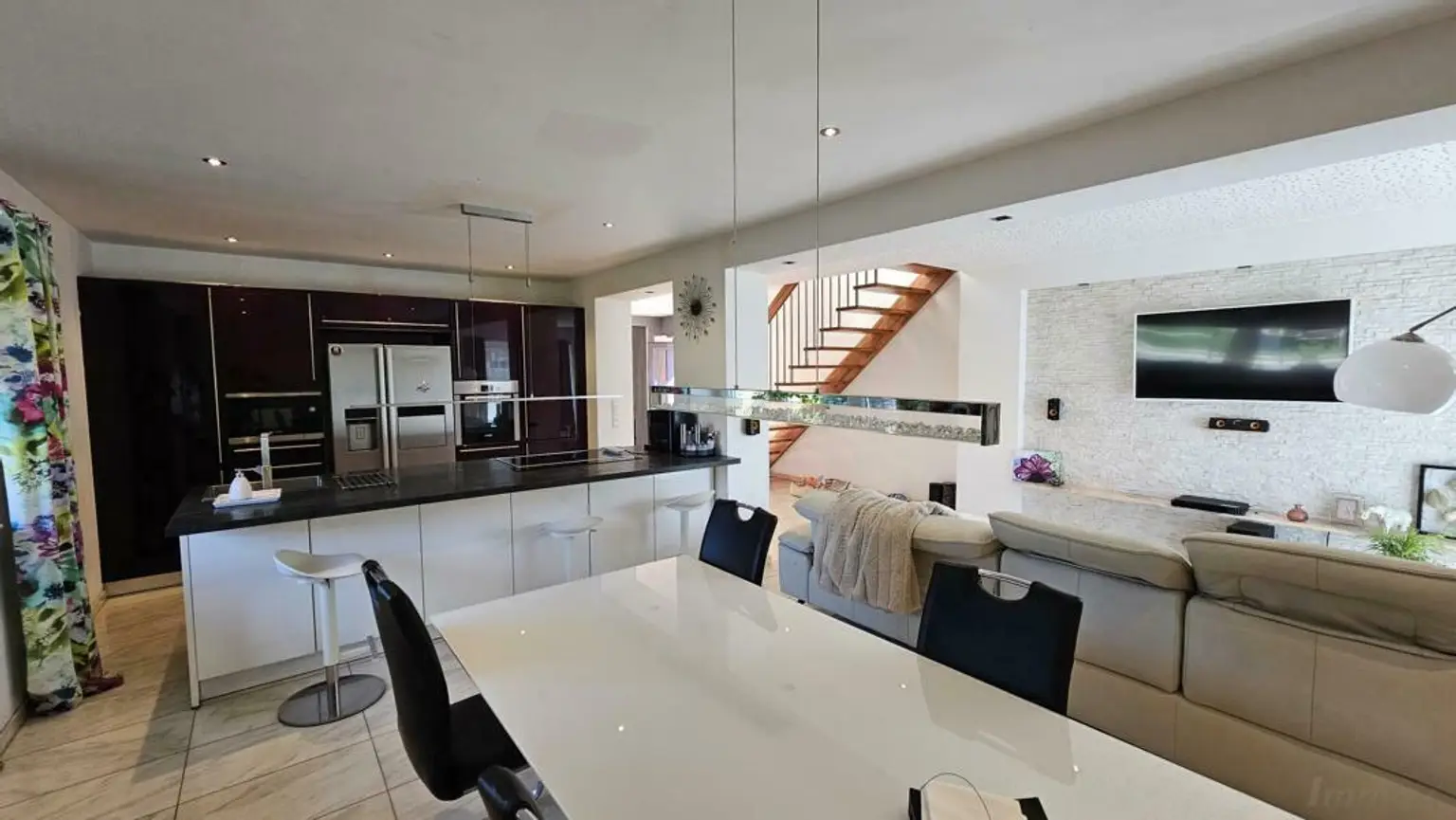 ** Großzügiges & edel saniertes Stadthaus ** Hochwertige Ausstattung ** 3 Bäder ** Einliegerwohnung ** absolute Ruhelage **