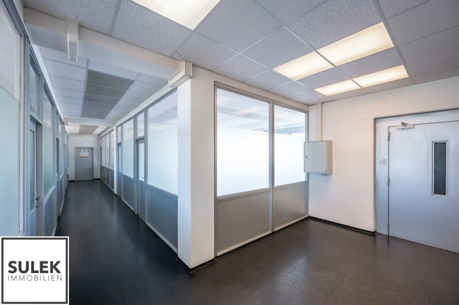 Grundstück mit vier Baukörpern - Büro-, Geschäfts- und Gewerbegebäude inkl. Parkplätzen in Vösendorf