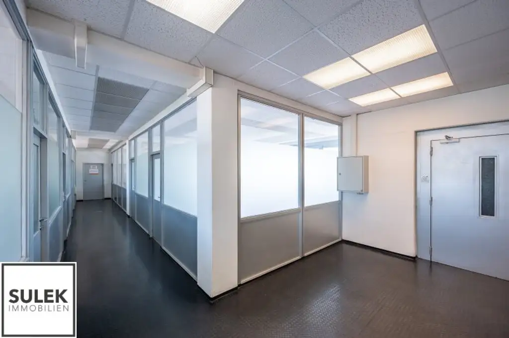 Grundstück mit vier Baukörpern - Büro-, Geschäfts- und Gewerbegebäude inkl. Parkplätzen in Vösendorf