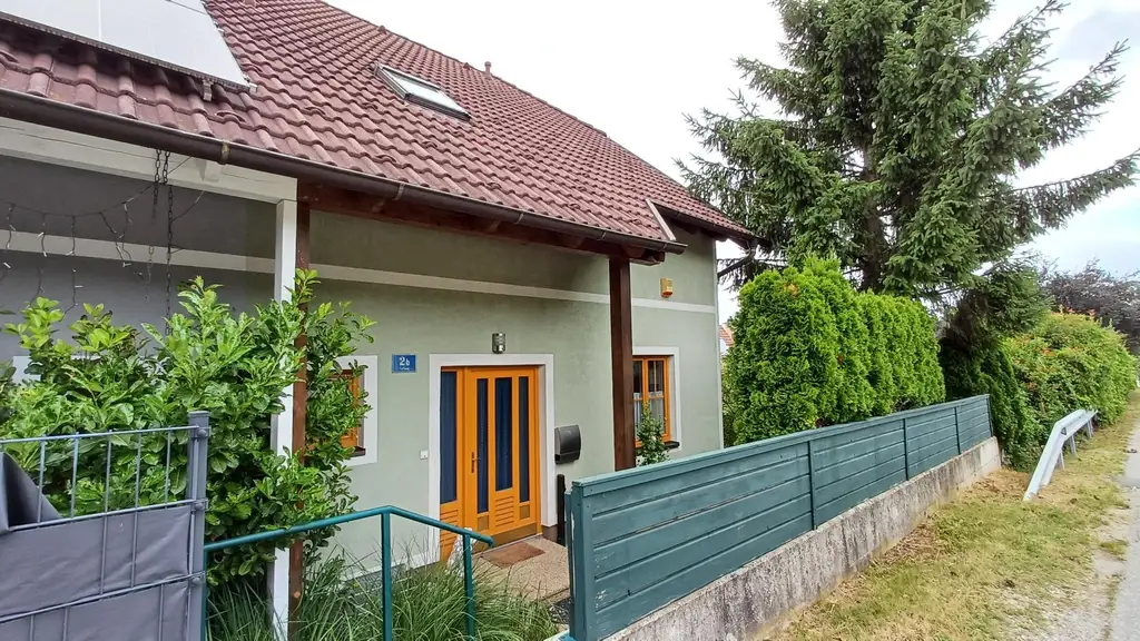 Doppelhaushälfte mit Keller, Garten, Carport und Lounge