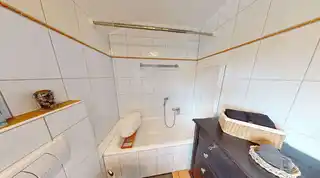 Bad mit Dusche und Wanne