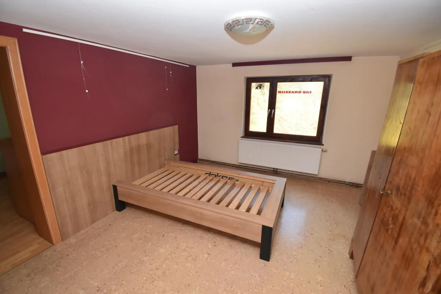 Wohnhaus mit SANIERUNGSBEDARF