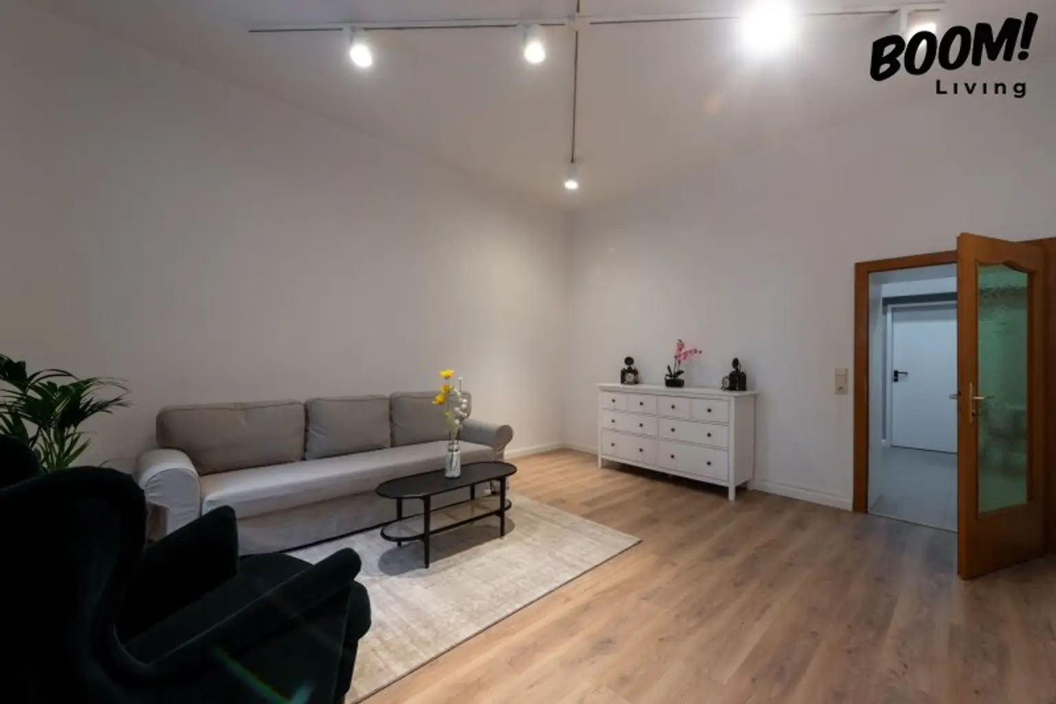 Historischer Charme trifft modernes Wohnen // Saniertes Zinshaus mit historischem Flair // Ausbaupotenzial im Dachgeschoss und Genehmigung für Kurzzeitvermietung, 1180 Wien.