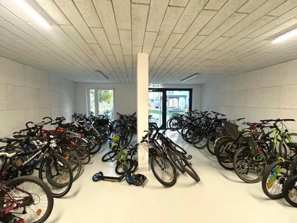 Neuwertige Wohnung mit Südbalkon, DAN-Küche und Freizeitangebot – Nähe U-Bahn