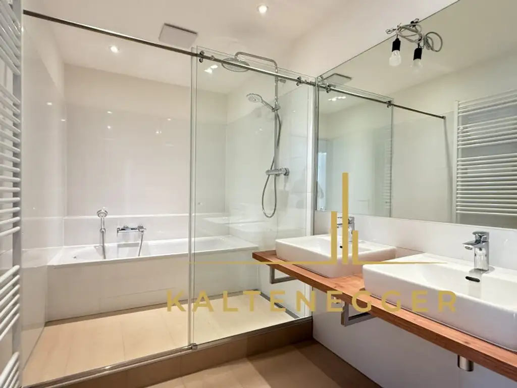 Erstbezug nach Sanierung: Tolle 4-Zimmer Wohnung mit großem Balkon, TG-Platz anmietbar