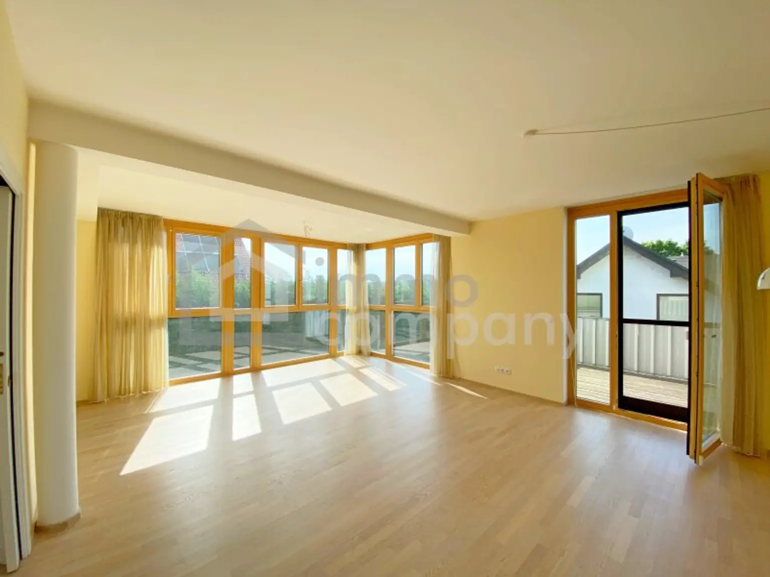 Moderne 3-Zimmer-Wohnung + Balkon + Garage