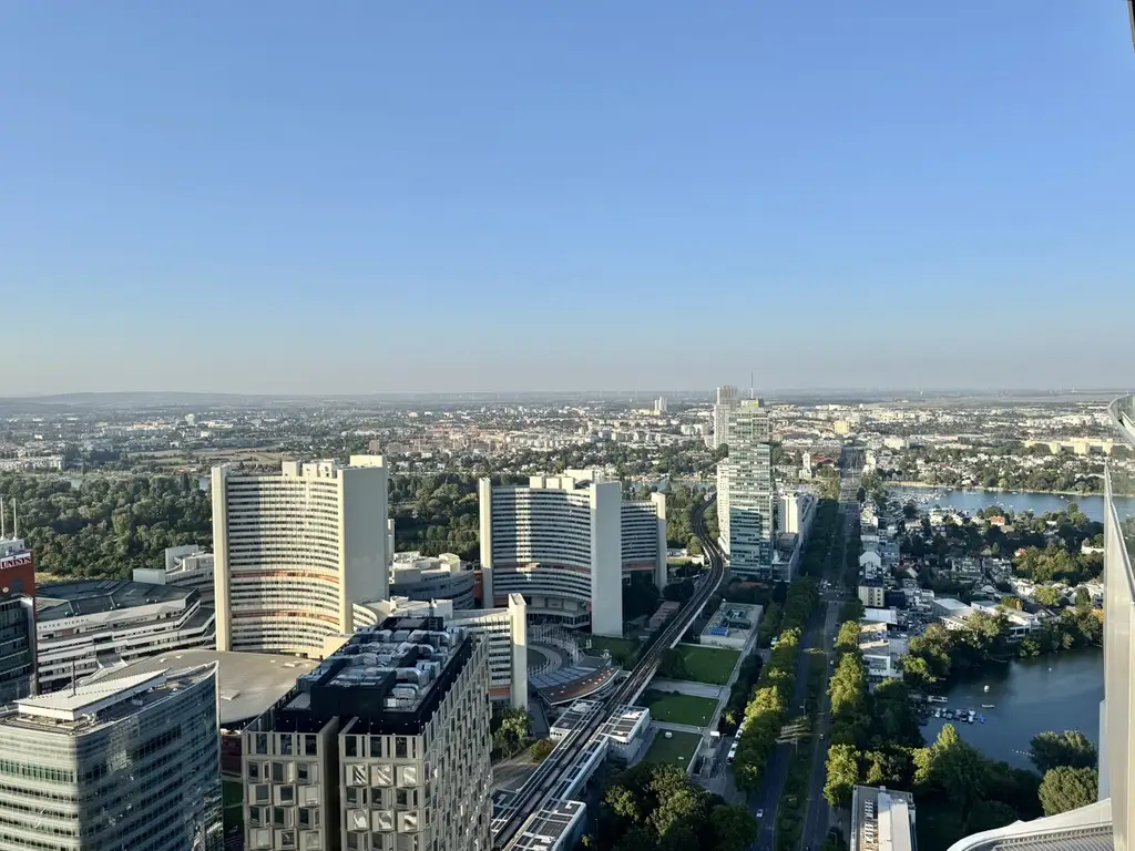 44. Etage: 2 Zimmerwohnung - High in the Sky! - Doorman, Gym, Pool UND den schönsten Ausblick auf Kahlenberg