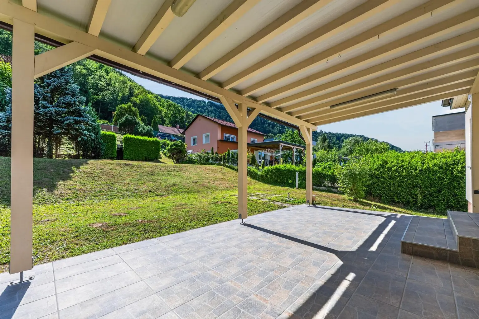 Terrasse mit Blick in den Garten