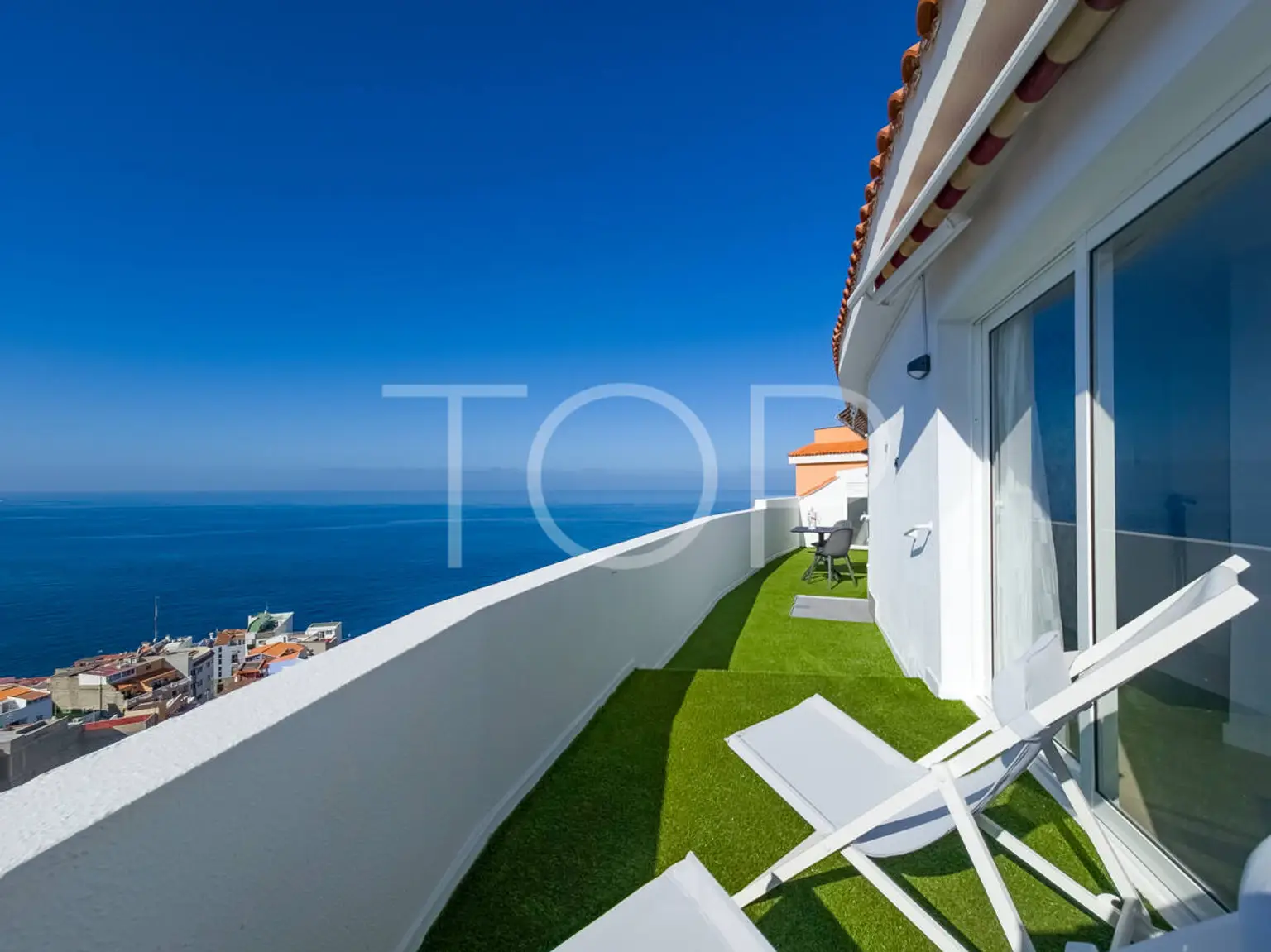 Ático reformado con amplia terraza y vistas al mar en Puerto de Santiago