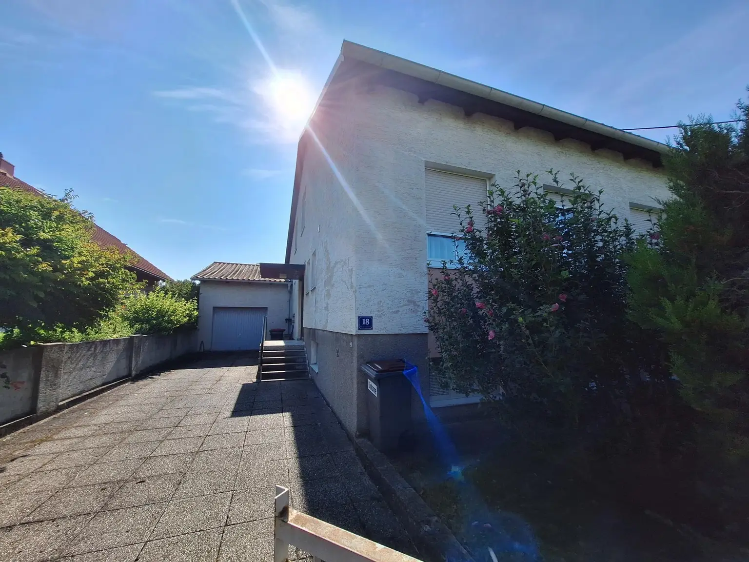 EINFAMILIENHAUS MIT GROSSEM GRUND