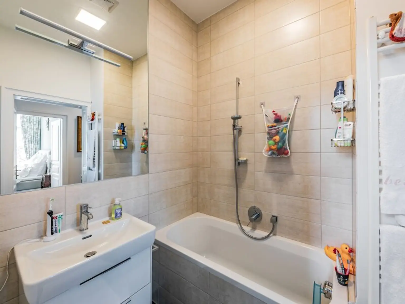 Stilvolle Familienwohnung am Fuß des Küniglbergs - 4 Zimmer getrennt begehbar - Balkon, Klima, Gartennutzung