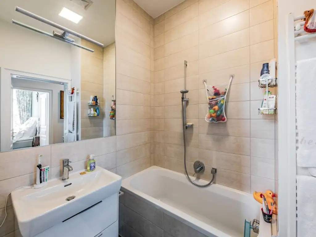 Stilvolle Familienwohnung am Fuß des Küniglbergs - 4 Zimmer getrennt begehbar - Balkon, Klima, Gartennutzung