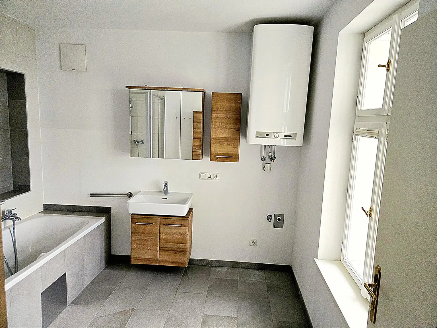 Badezimmer - Waschmaschinenanschluss und Elektrotherme für Warmwasser