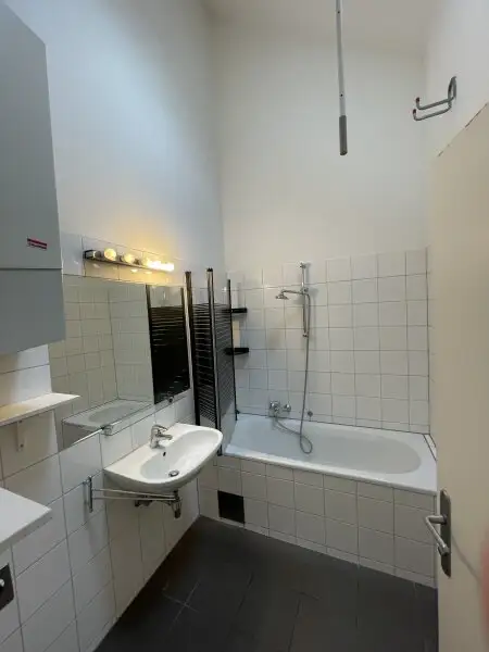 SANIERTE LUFTIGE DACHGESCHOSSWOHNUNG MIT BALKON - U4-NÄHE