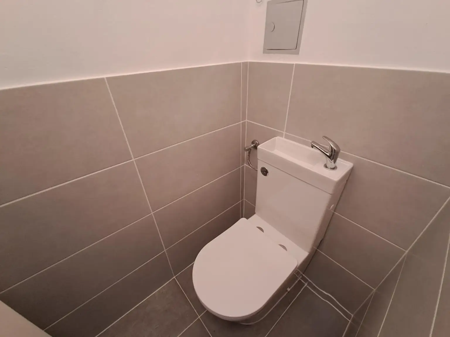 extra Toilette mit Handwaschbecken