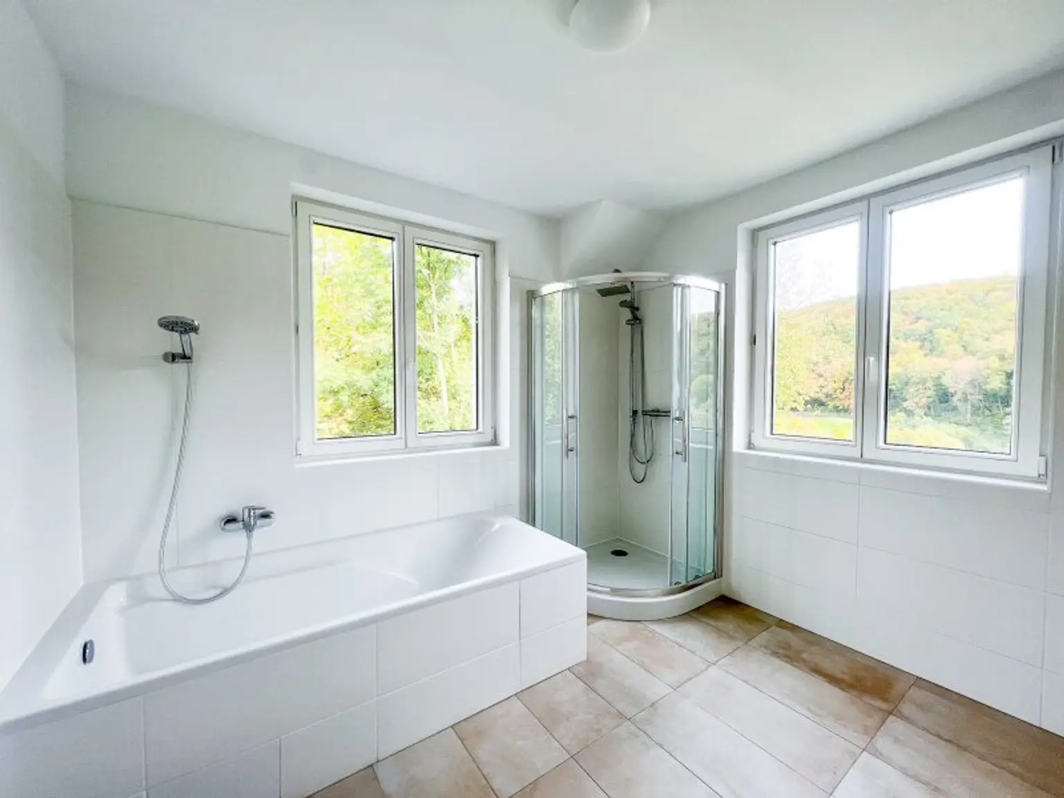 112 m2 Dachgeschosswohnung mit 11 m2 Balkon in Untermauerbach in absoluter Grünruhelage!