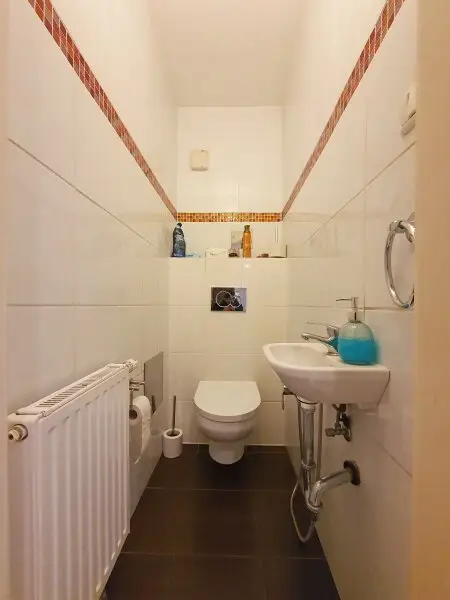 getrenntes WC mit Handwaschbecken