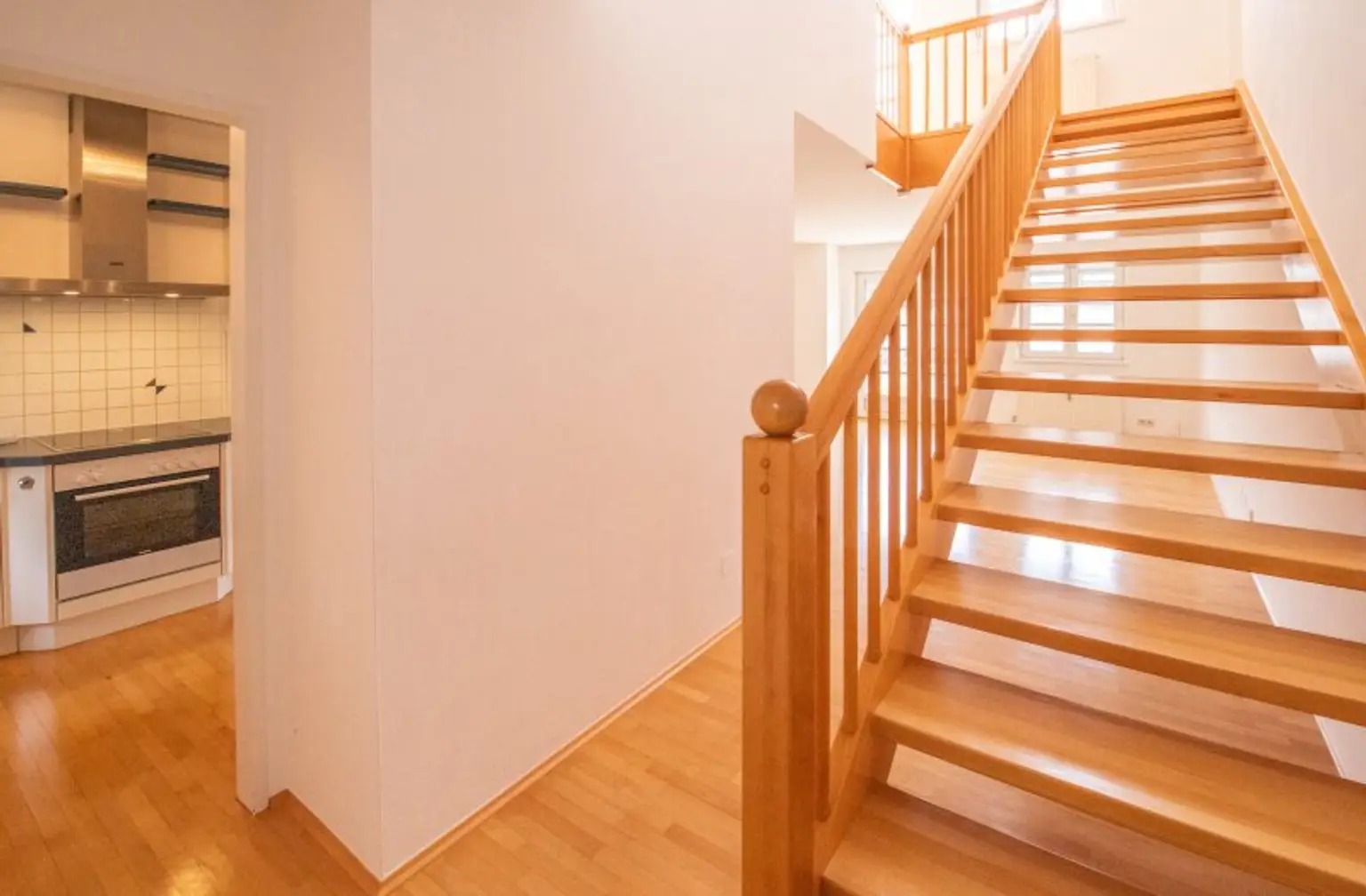 *** Wohnen in Waidmannsdorf *** Großzügige Vierzimmermaisonettewohnung mit Vorgarten & 3 Terrassen