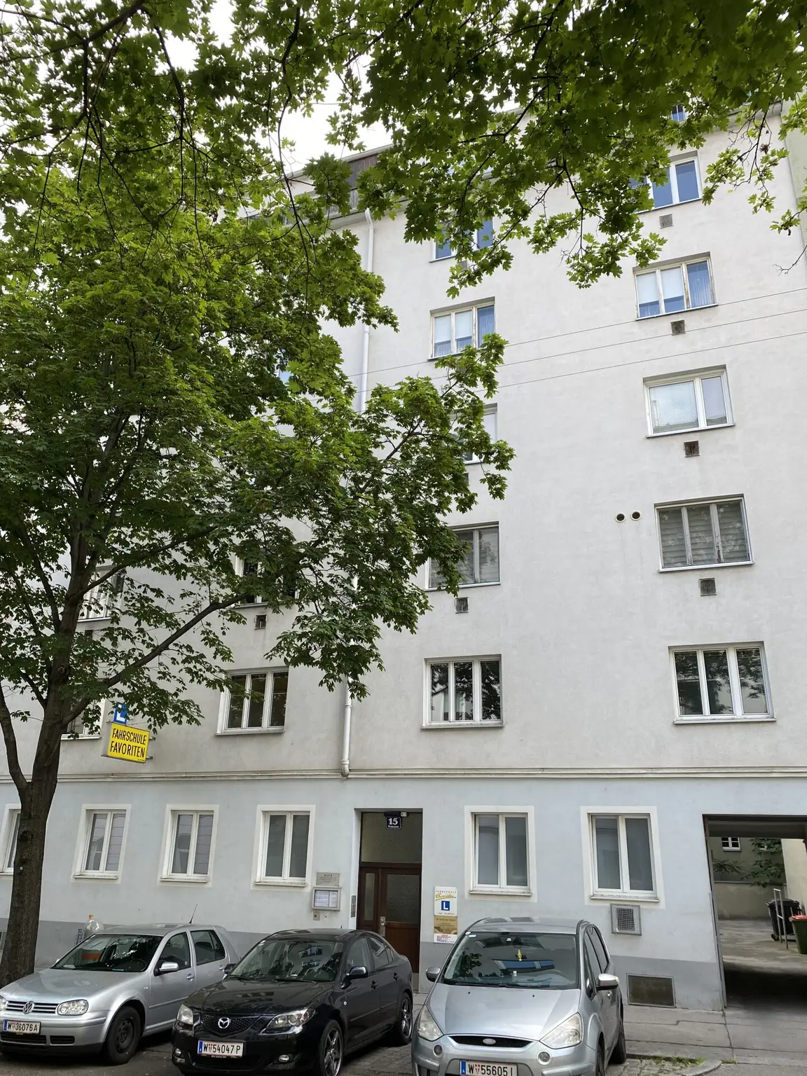 Gebäude Straßenseite