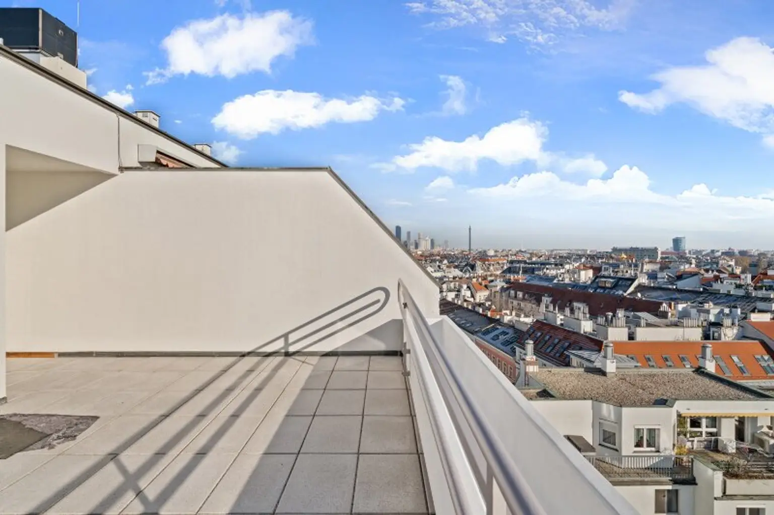 Generalsanierte Eigentumswohnung auf drei Ebenen mit zwei Terrassen - Gegenüber Sofiensäle