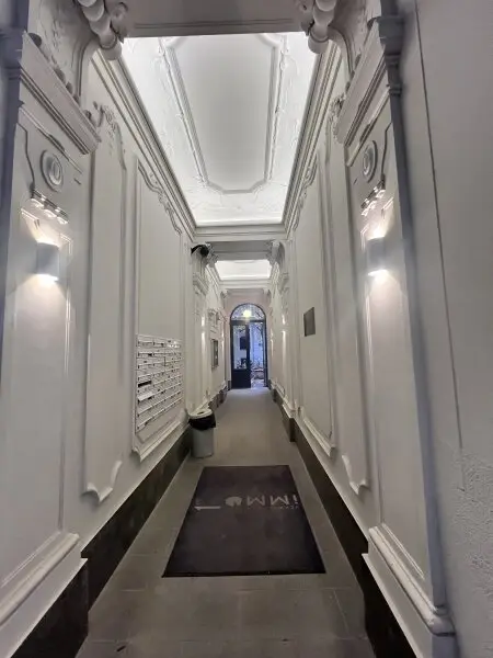 Altbau-Flair modern interpretiert: Vollsanierte 2 Zimmer Wohnung mit hofseitigem Balkon