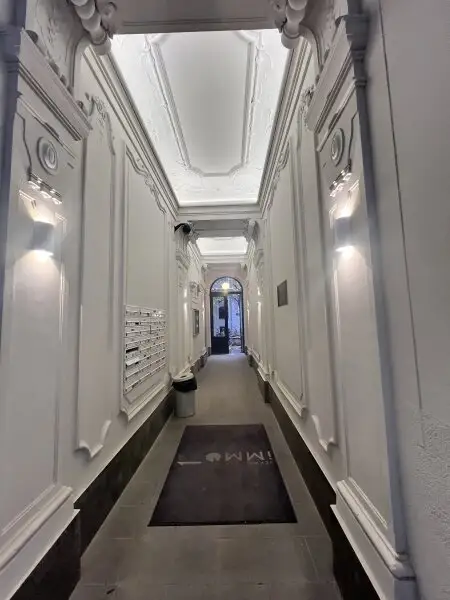 Altbau-Flair modern interpretiert: Vollsanierte 2 Zimmer Wohnung mit hofseitigem Balkon