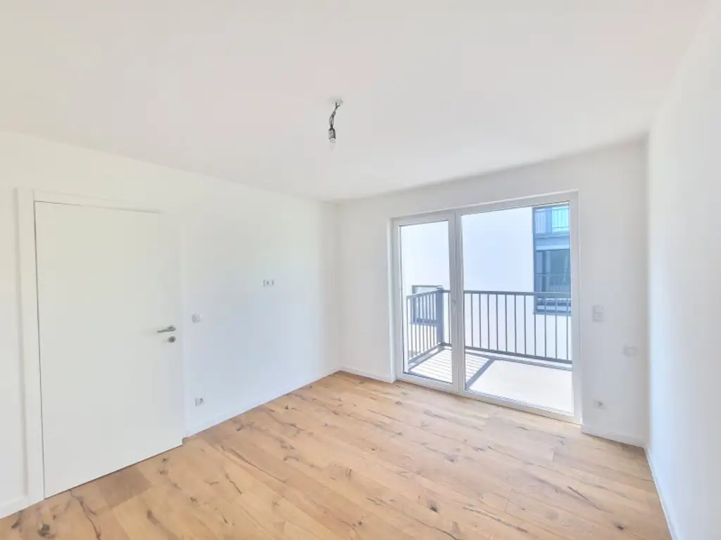 Modern & komfortabel: Erstbezug mit Terrasse und Garten, zwei Balkonen, Dachterrasse & eigenem PKW-Stellplatz