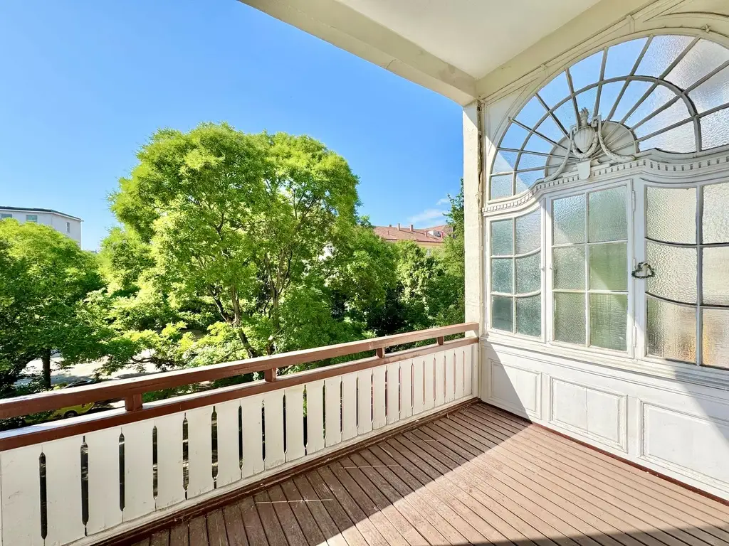 TOPLAGE NÄHE THERESIANUM | EXKLUSIVE, HELLE 5-ZIMMER | ALTBAU MIT GARTENSEITIGEM BALKON | U-BAHN-NÄHE