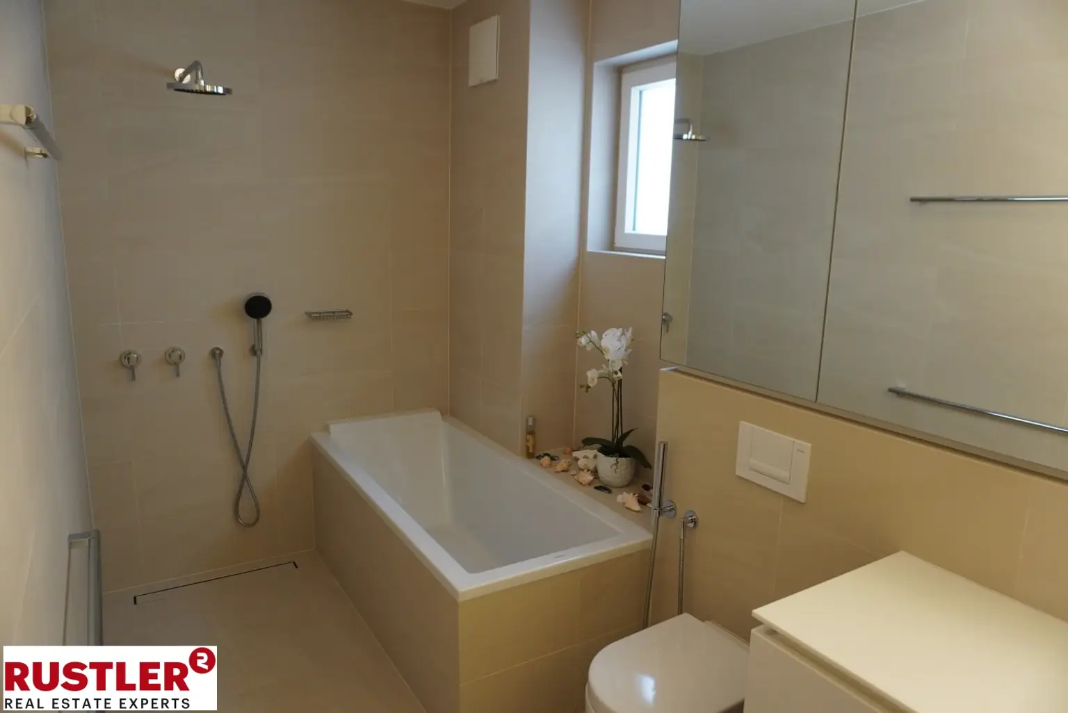 Exklusive Eigentumswohnung am See mit Privatstrand