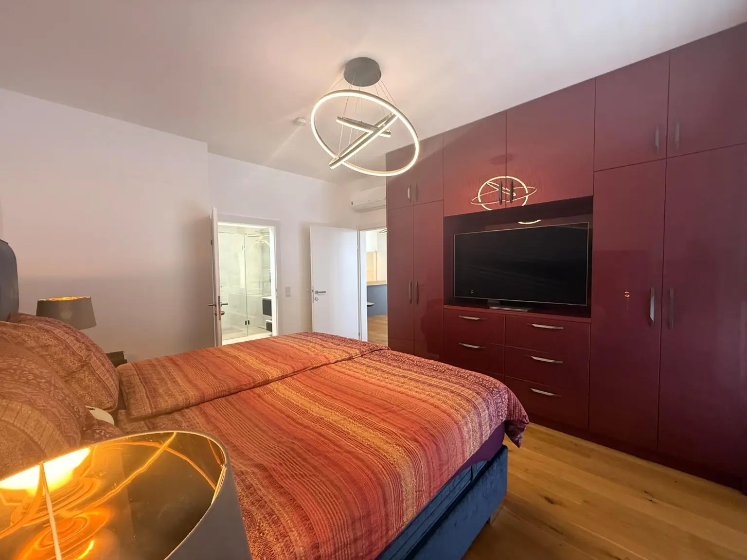 Luxus Penthouse mit Outdoor-Jacuzzi wird komplett möbliert vermietet // Luxury penthouse with outdoor Jacuzzi available for rent, fully furnished //