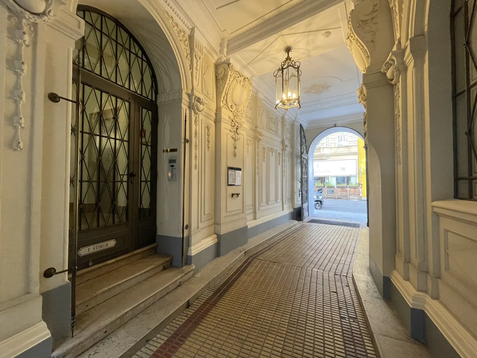 Modernes Wohnen nahe Naschmarkt: Klimatisierte Dachgeschoßwohnung mit Balkon und Terrasse