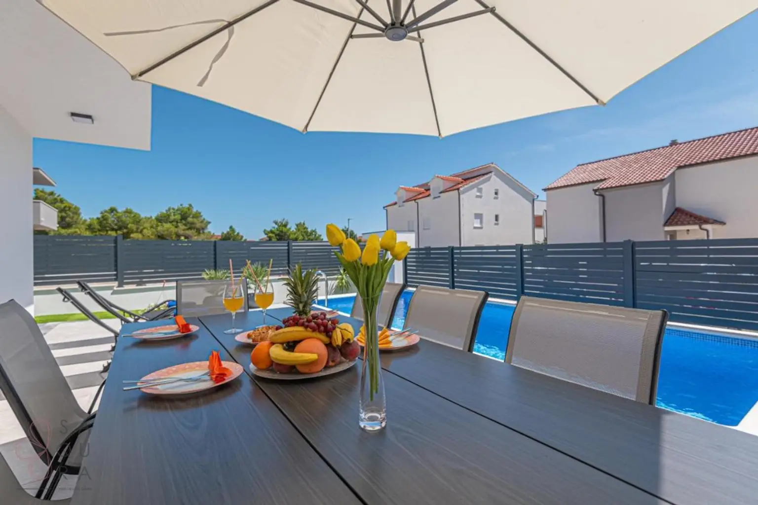 Modernes Wohndomizil mit Stil – Halbvilla mit Pool in Vodice