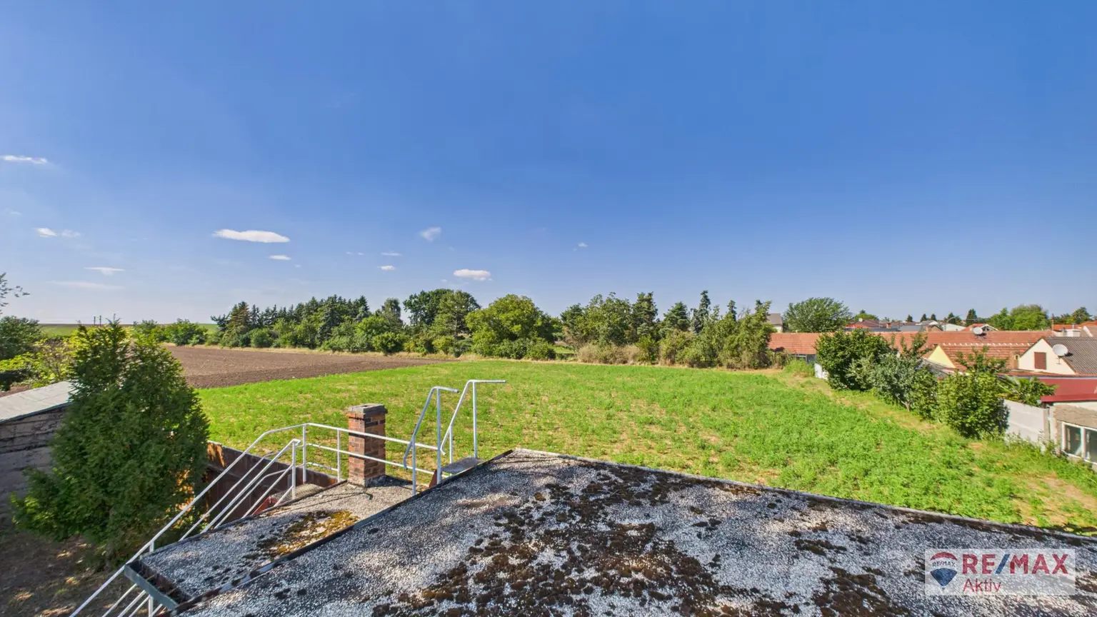 Sanierungsbedürftiges Haus mit riesigem Grundstück und Nebengebäuden