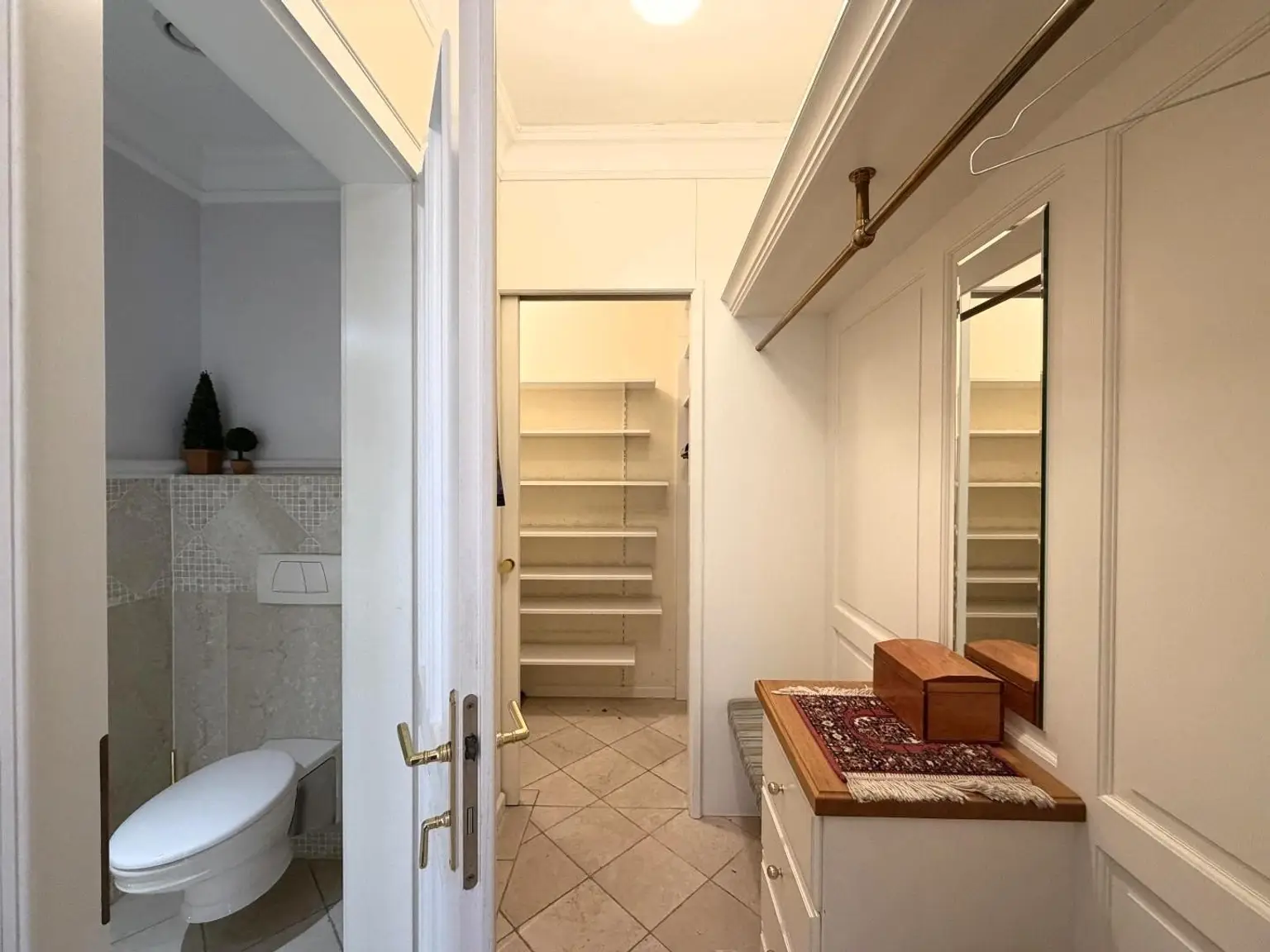 Hauseingang / Gäste-WC und anschl. Garderobe