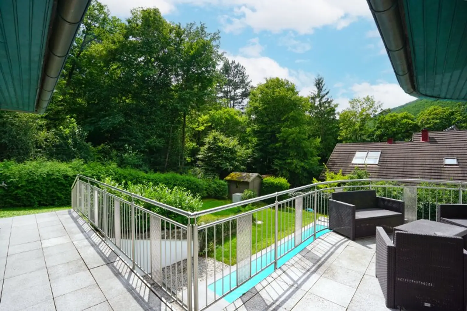 Repräsentative Villa mit Pool und Wellnessbereich in sonniger Waldrandruhelage